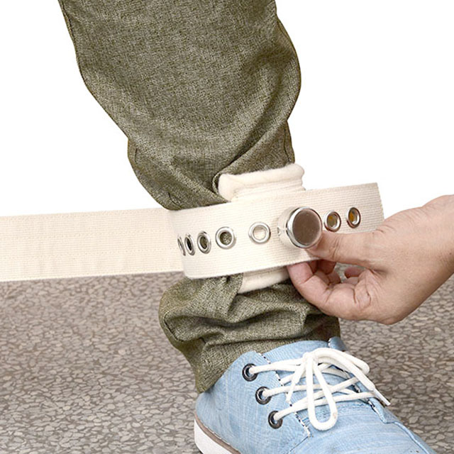 The both feet ties a belt approximately