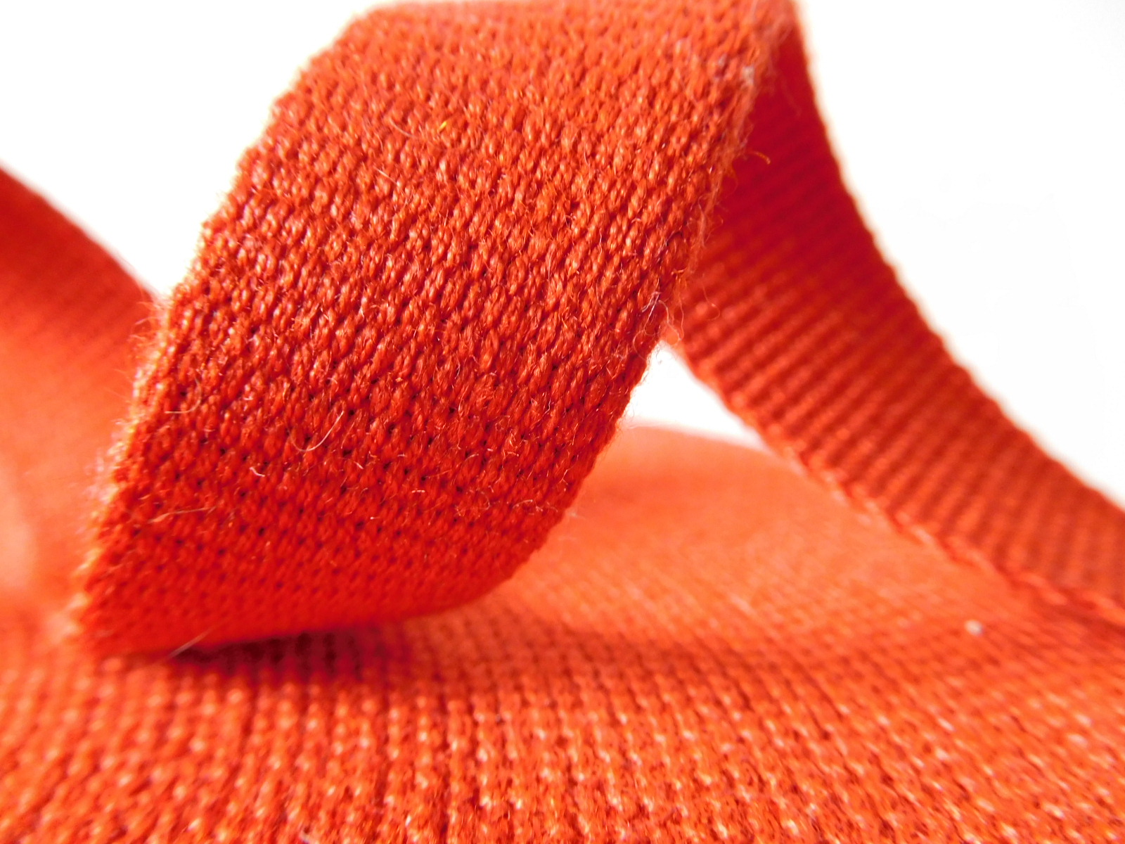 Red aramid fiber webbing for fire safety clothing