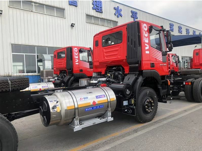 Cryogenic Liquid Nitrogen Storage Tank Gas Container Vehicle Bus LNG Gas Cylinder^