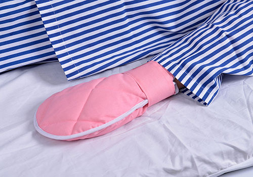 The cotton material opens the mouth the medical ICU against cupping restraint glove