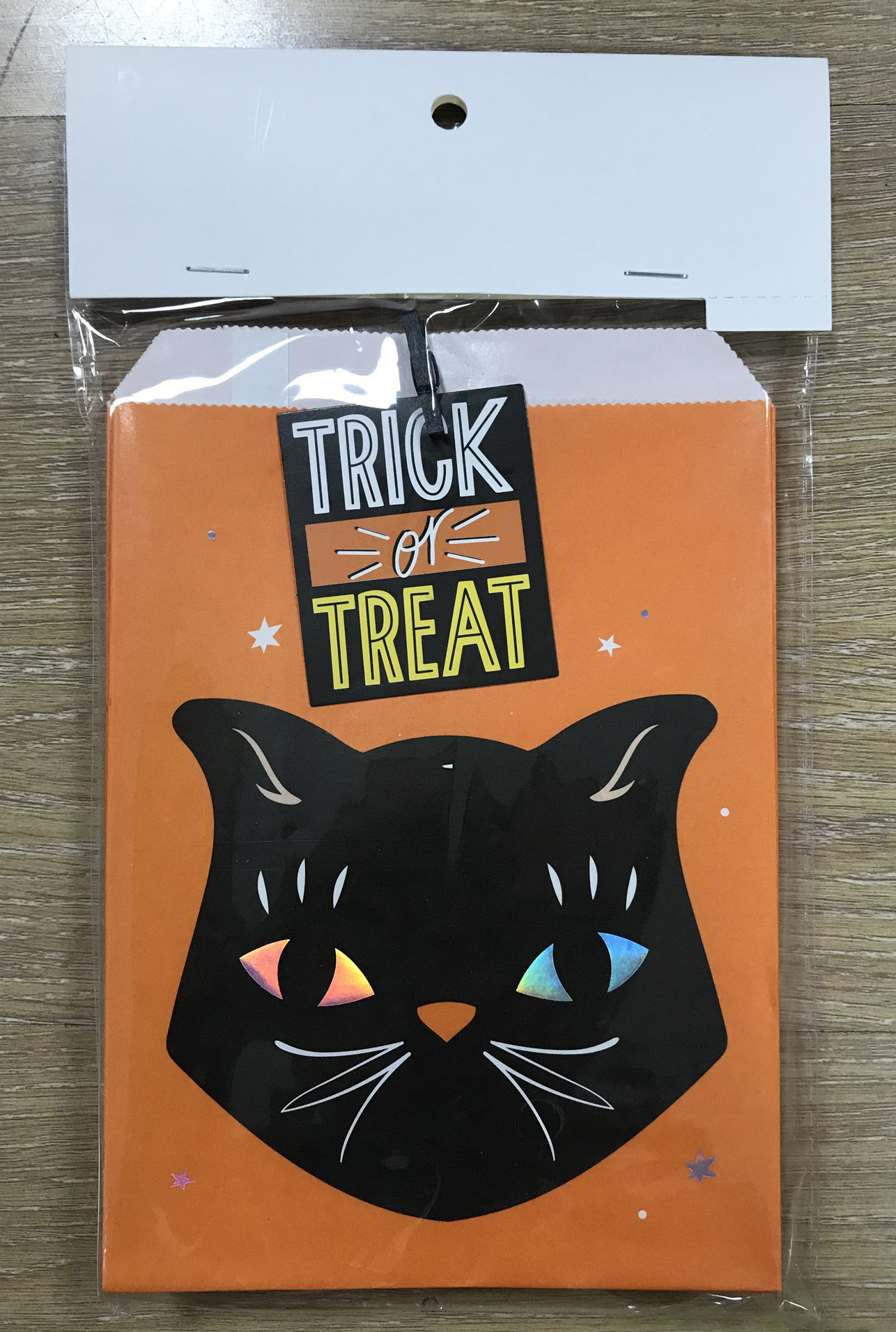 Paper treat bag w. tag & cloth pin