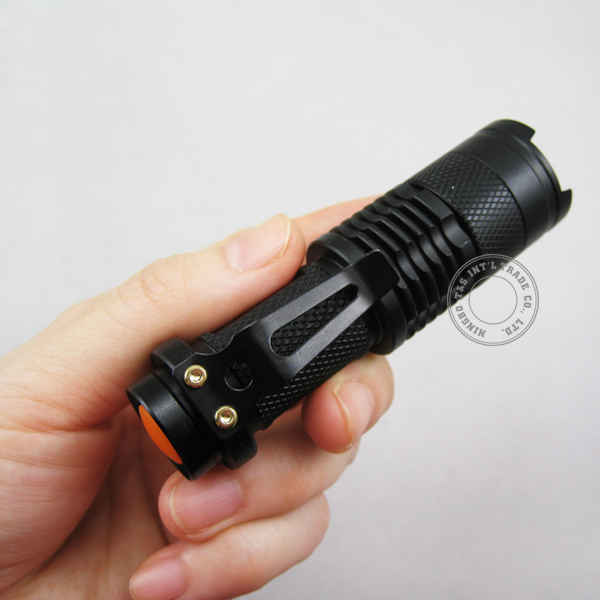Pocket size zoomable 3 Watt LED flashlight 