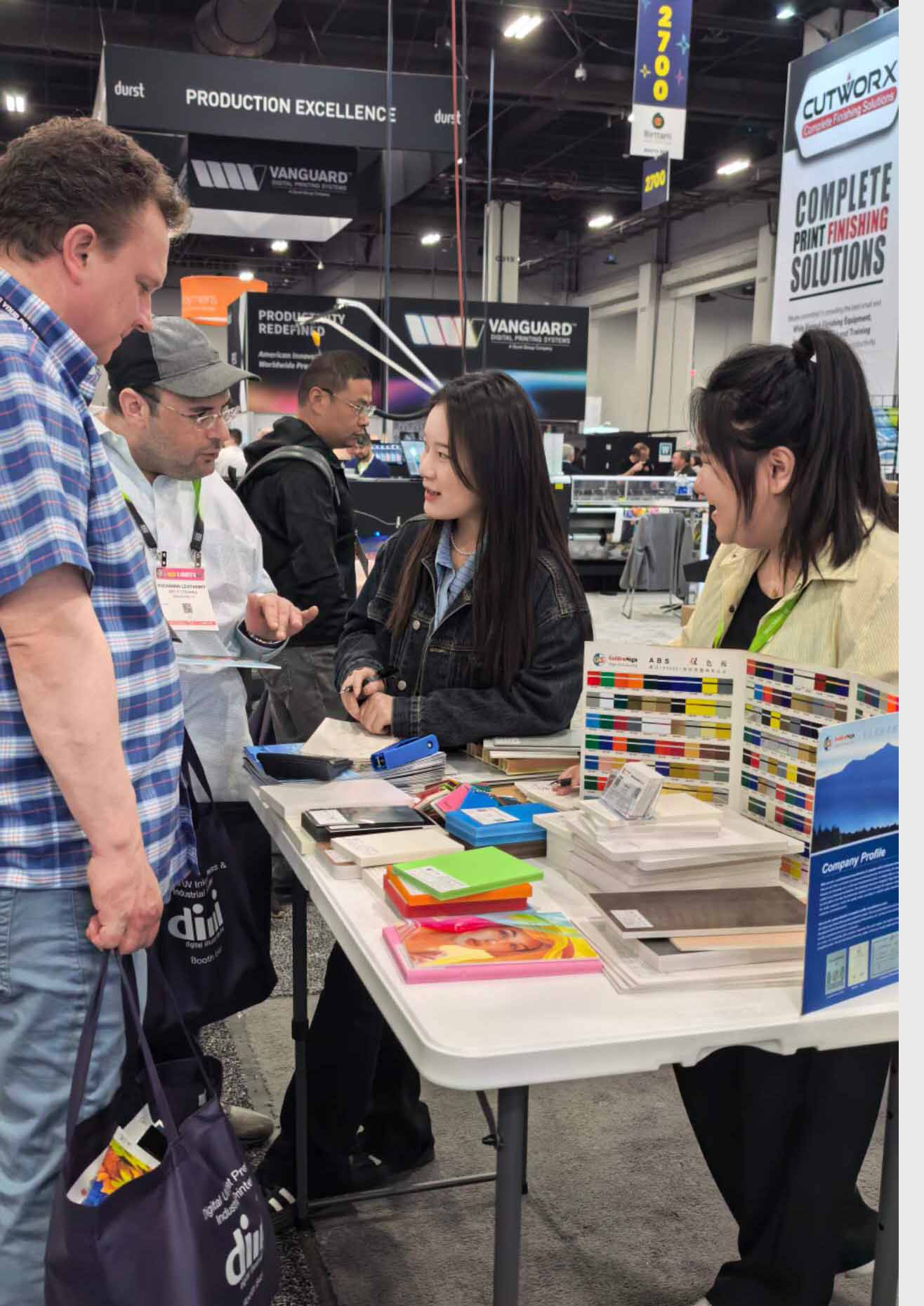 Goldensign PVC Foam Board Products at ISA Sign Expo 2025 Goldensign 在 2025 年 ISA Sign Expo 展位上展示了高品質 PVC 泡沫板產品,包括用於標牌和展示應用的白色 PVC 泡沫板、PVC Celuka 板和 PVC 自由泡沫板。