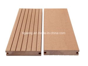Le Decking compos&eacute; en plastique en bois durable/WPC ext&eacute;rieurs imperm&eacute;abilisent le plancher