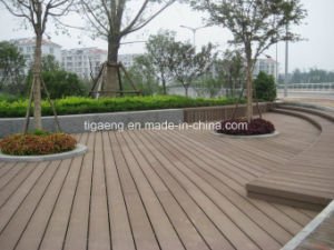 2017 Decking impermeable al aire libre vendedor caliente WPC que suela Decking hueco