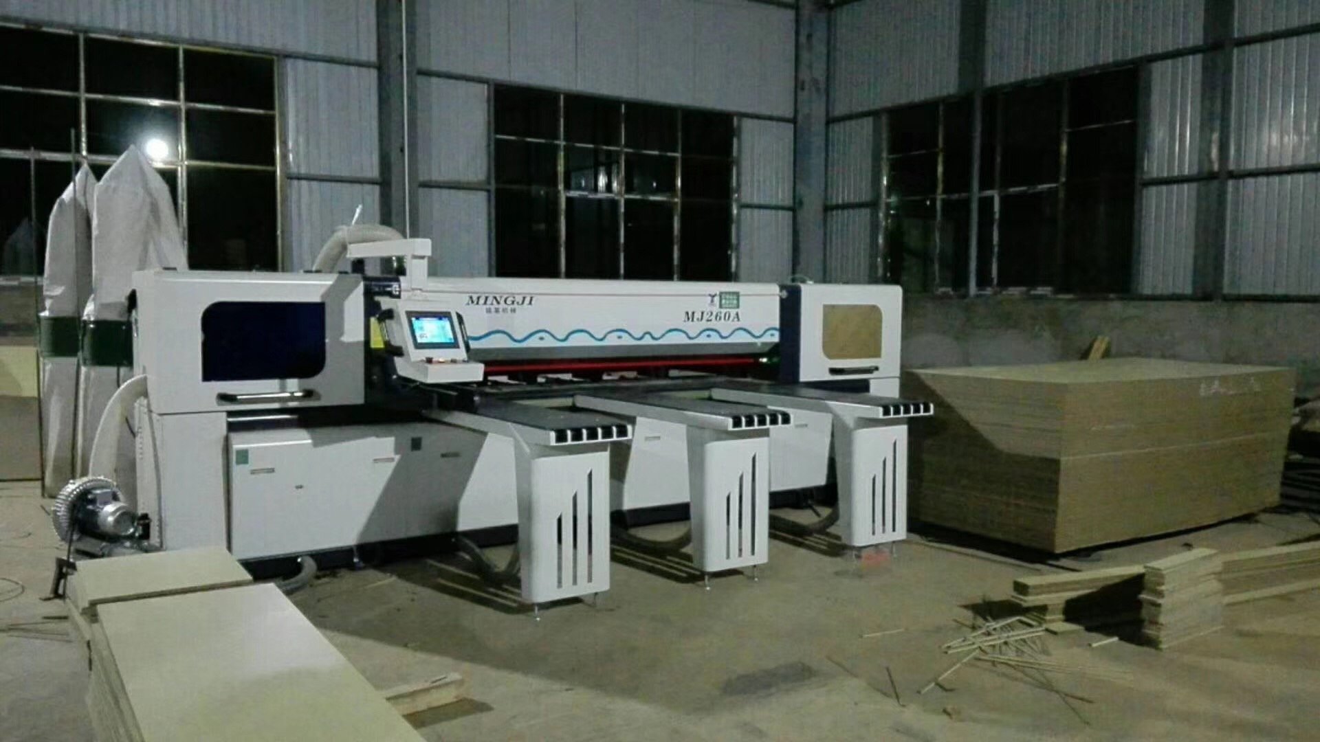 China Foshan Mingji woodworking cnc panel saw machine MJ-260A delivered to Guangzhou