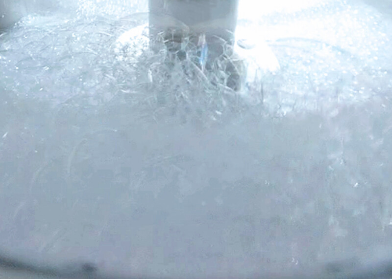 Bubbles in the cosmetic production process 화장품 생산 과정의 기포
