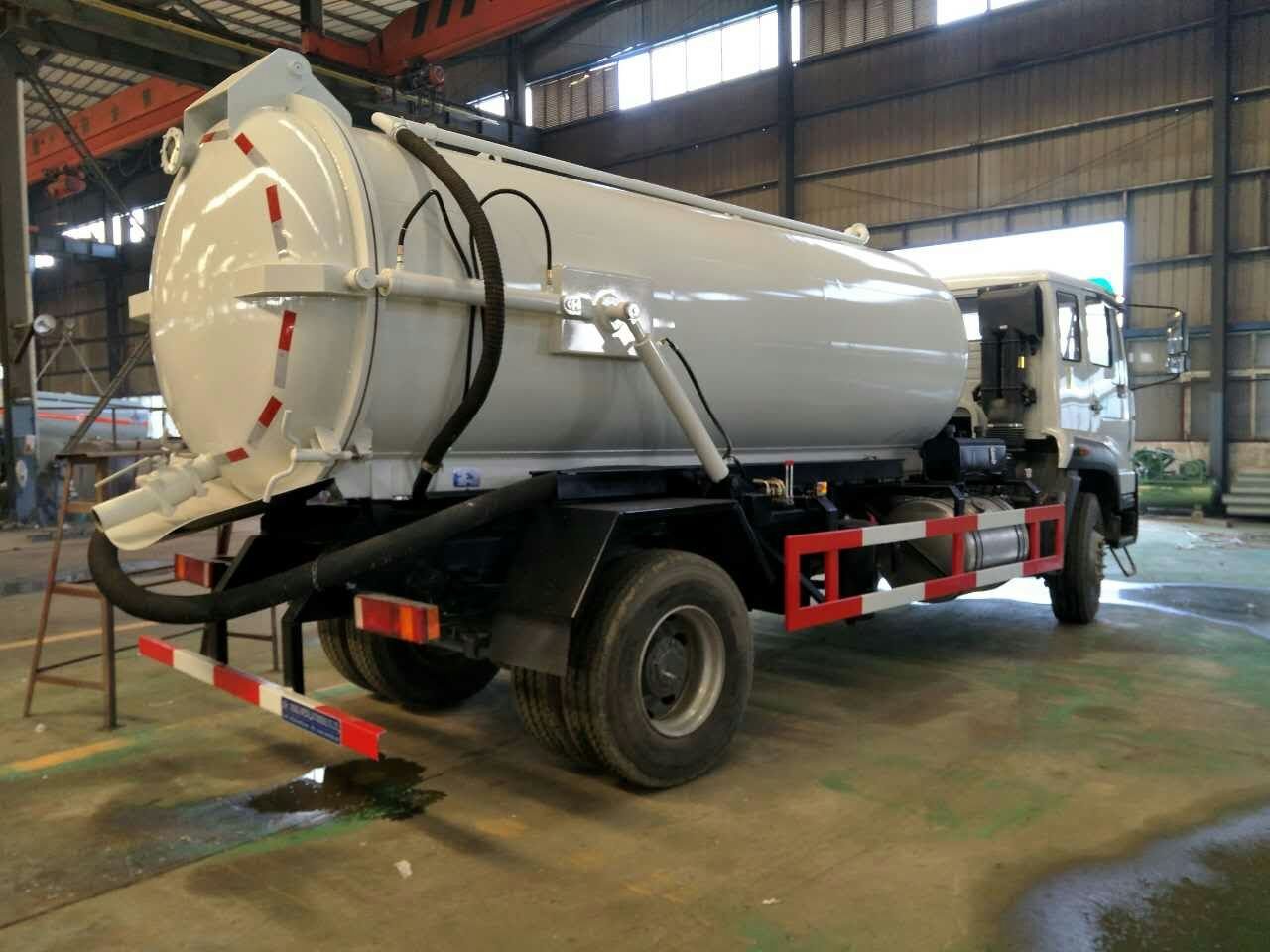 carro de petrolero de la succión de las aguas residuales del howo del carro 6x4 Sinotruk de las aguas residuales del vacío