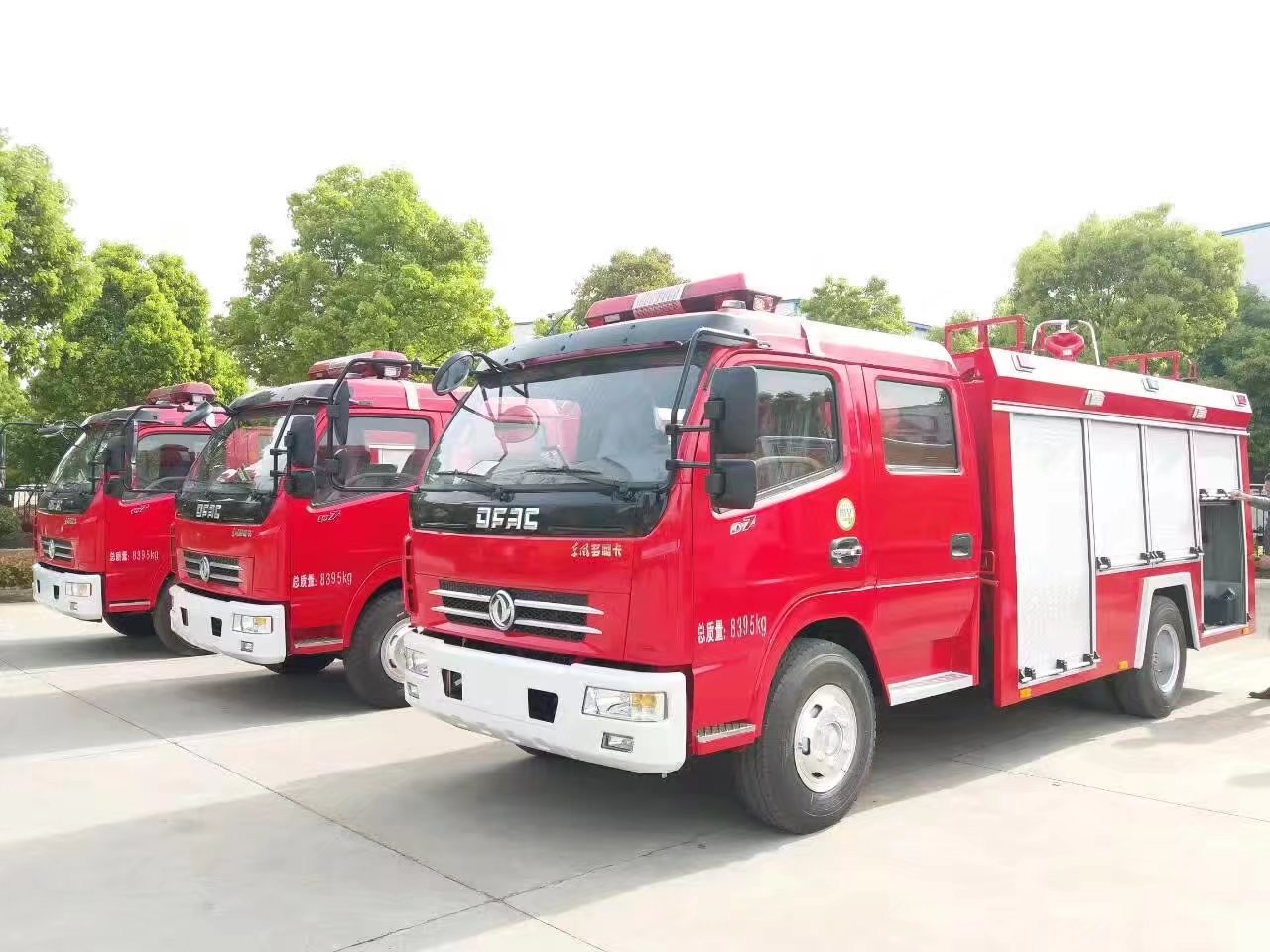 Dong Feng 4x2 carro seco de la lucha contra el fuego del polvo de 2 toneladas