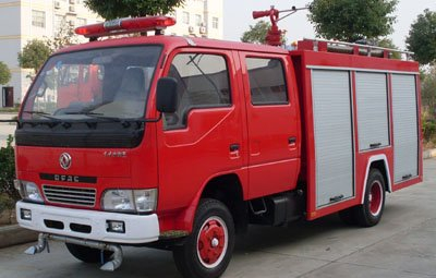 Dong Feng 4x2 carro seco de la lucha contra el fuego del polvo de 2 toneladas