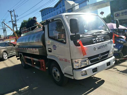 Carro del tanque del transporte de la leche de Dongfeng 8000 litros del stainsteel de la leche de carro de petrolero para la venta