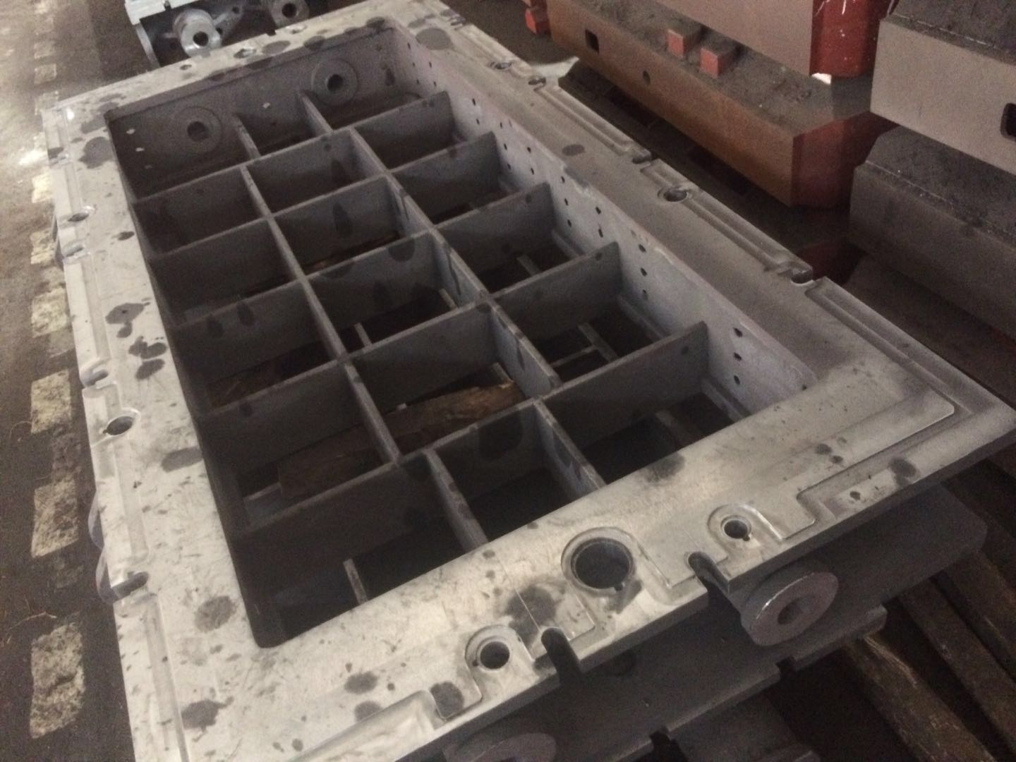 Big molding box used for resin sand process