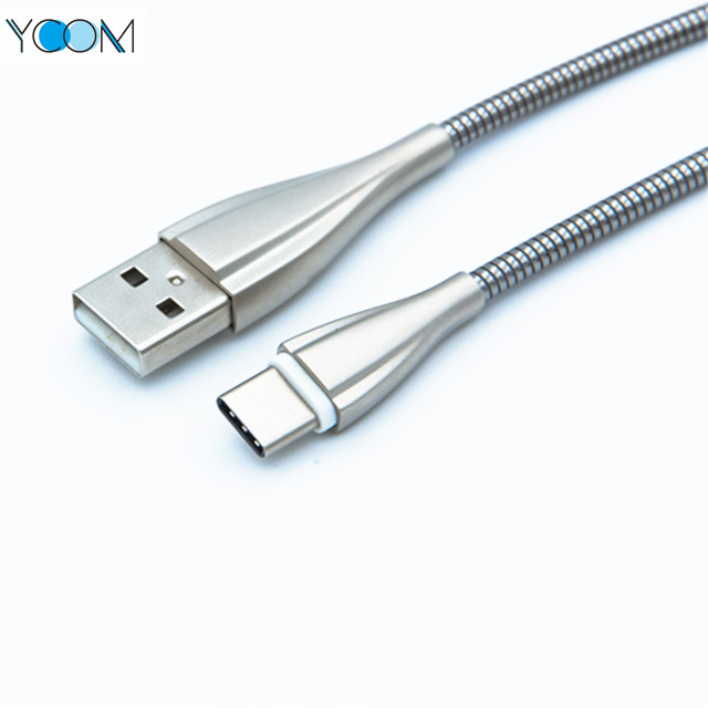 Cable USB de color plateado para el tipo C