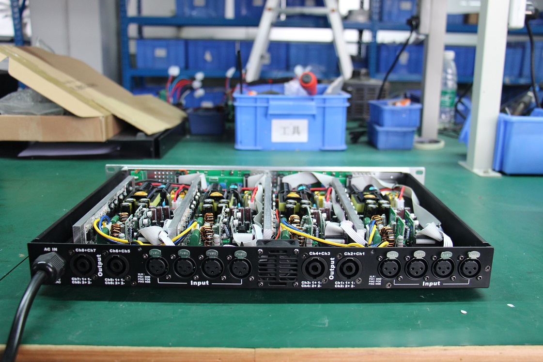 DA2008 1U 8-Kanal 300W 4 Ohm Klasse D High-End-Audioverstärker