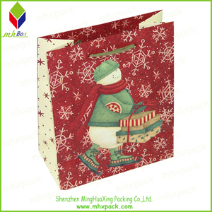 色彩绚丽的圣诞树和雪花印刷的时尚纸袋