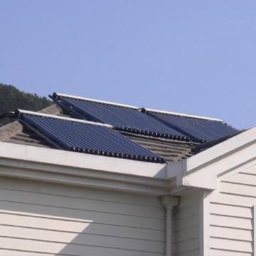 Calentador de agua solar con tubo de calor en la azotea del múltiple