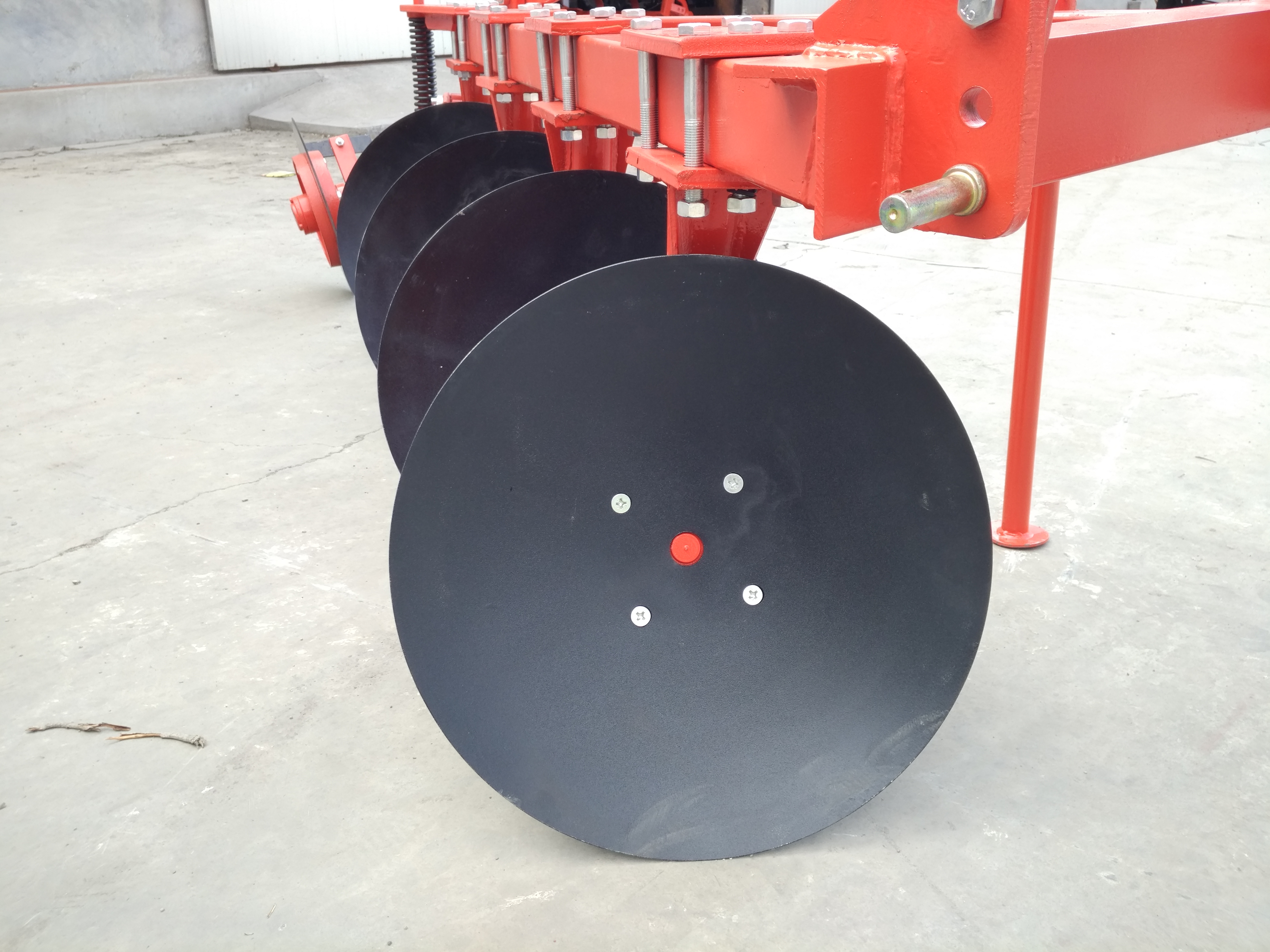 Driven tractor disc plough 