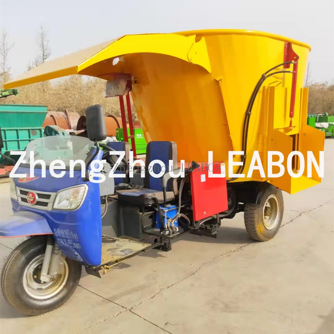 Self-propelled Dairy Farm TMR Belt Conveyor Tricycle Spreader Mixer