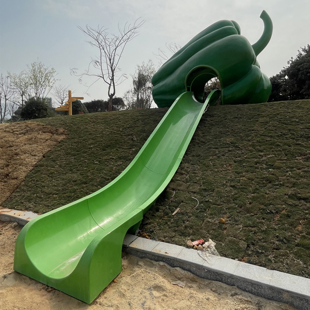 Cartoon-Fiberglas-Rutschen-Gemüsepfeffer-Chili-Spielplatz mit Kinderspielhaus und Kinderrutsche HD-18111