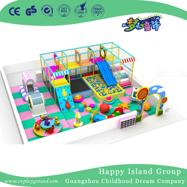 Halboffene hübsche Kinder spielen kleinen Indoor-Spielplatz (JD-hld140114)