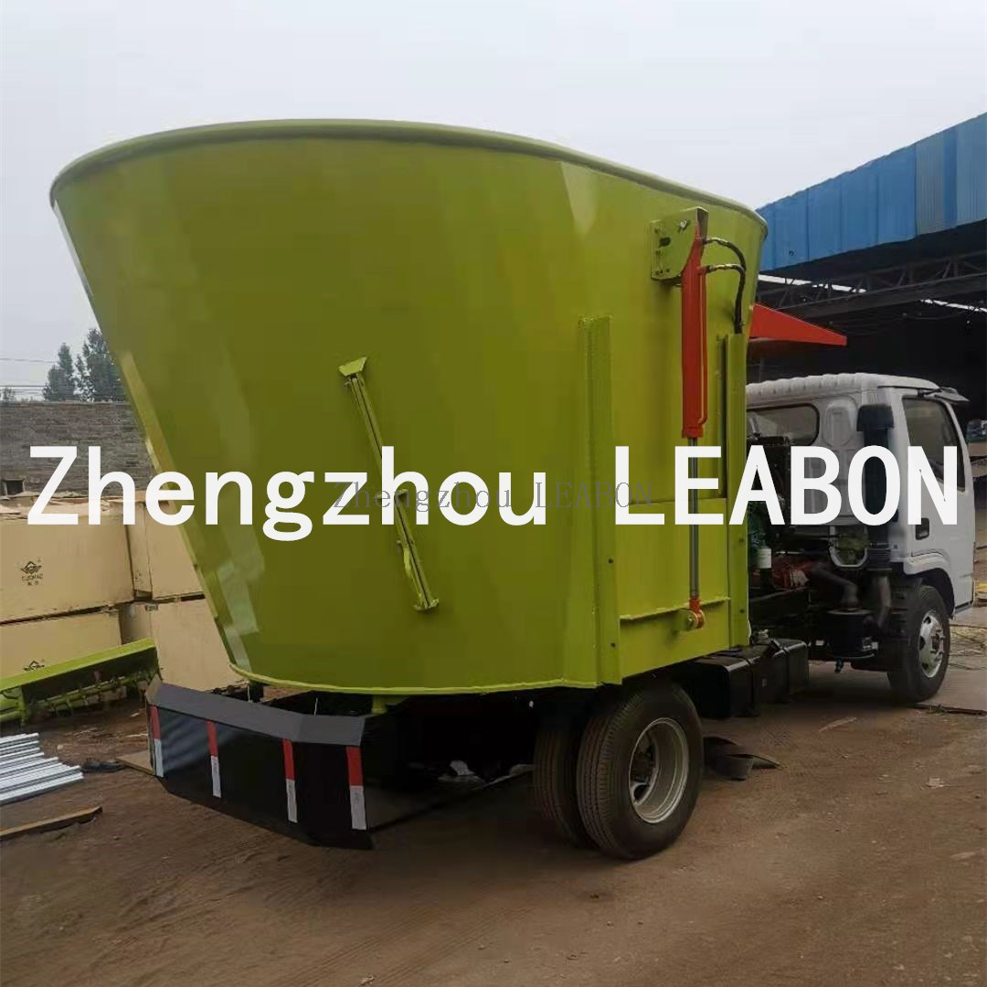 Selfpropelled Dairy Farm TMR Belt Conveyor Tricycle Spreader Mixer
