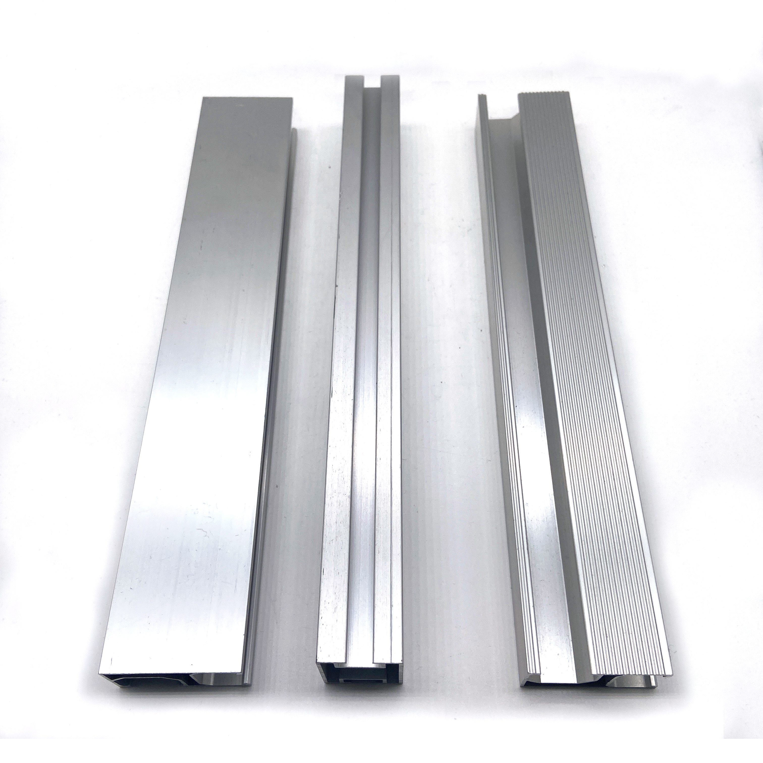 Supports de panneau solaire Extrusion en aluminium 6063 T5 Frames de panneaux solaires Profils en aluminium
