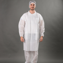 Disposable non-woven lab coat with snaps