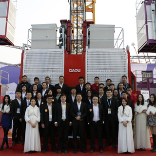 في أكتوبر - تشرين الأوّل 2014, [غولي] يحضر شركة [بوما] الصين 2014 مع بناية مرفاع [سك200/غس],