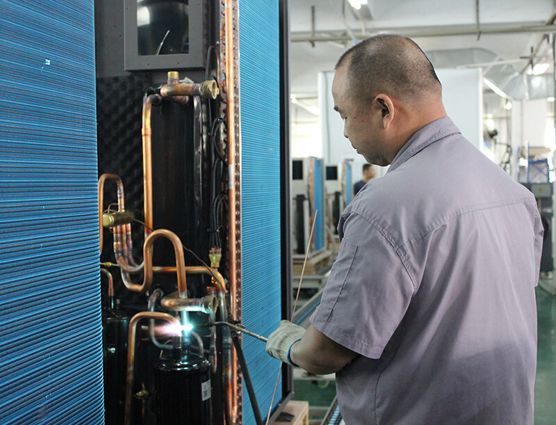 SPRSUN &ccedil;alışanı soğutucu sızıntısı riskini &ouml;nlemek i&ccedil;in ısı pompasını test ediyor